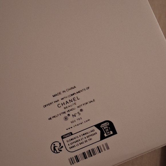 Chanel Gold Snow Globe 2025 with Gift Box WAS / GWP - Picture 7 of 7